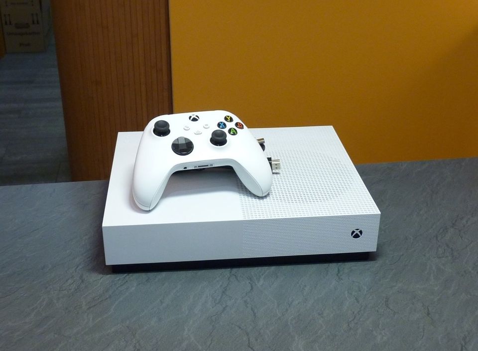 Microsoft Xbox One S - All Digital Edition - 500 GB - Neuwertig ! in Berlin