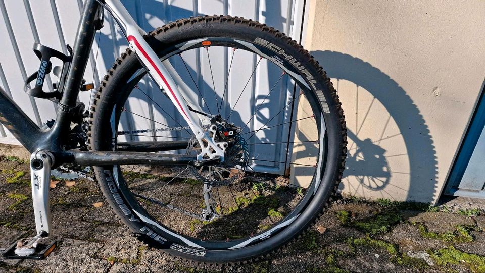 kaum genutztes gebrauchtes Mountainbike Carbon Racer L 2Fast in Marburg