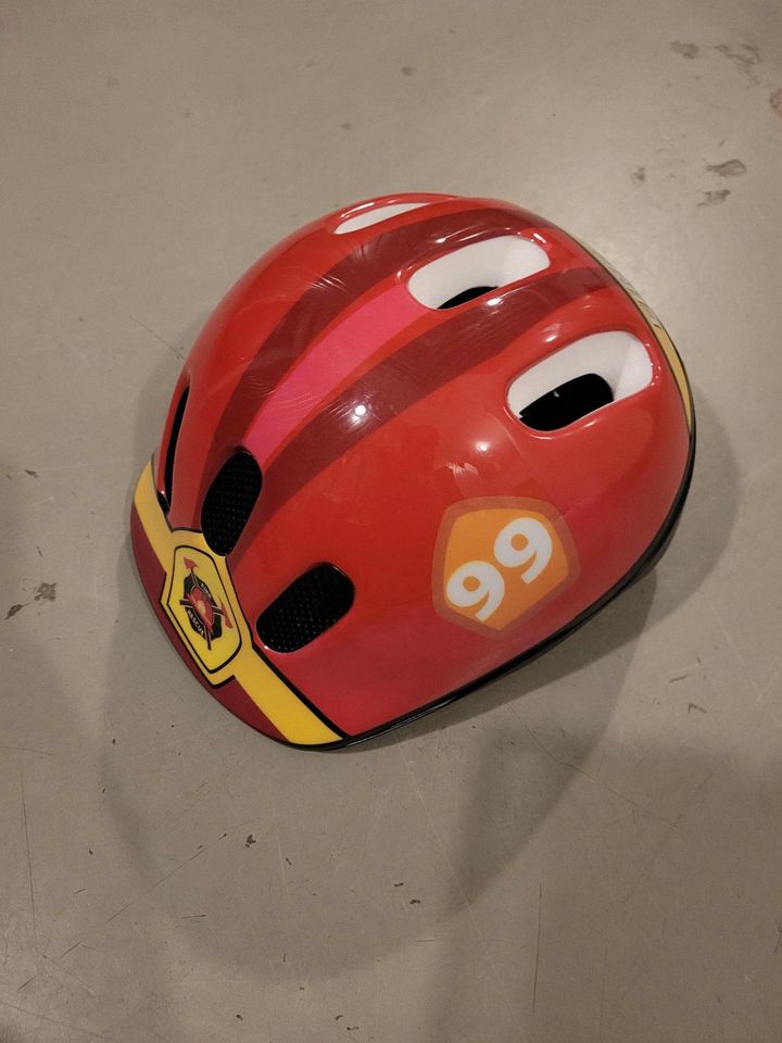 KLEINKINDER FAHRRAD HELM FEUERWEHR NEUWERTIG in Augsburg