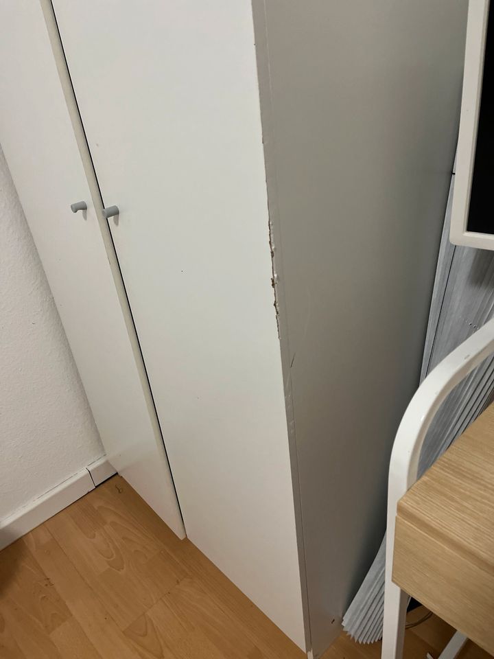 Schrank mit 2 Türen in Maintal