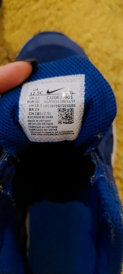 Nike Kindersneaker Größe 30 in Hoyerswerda