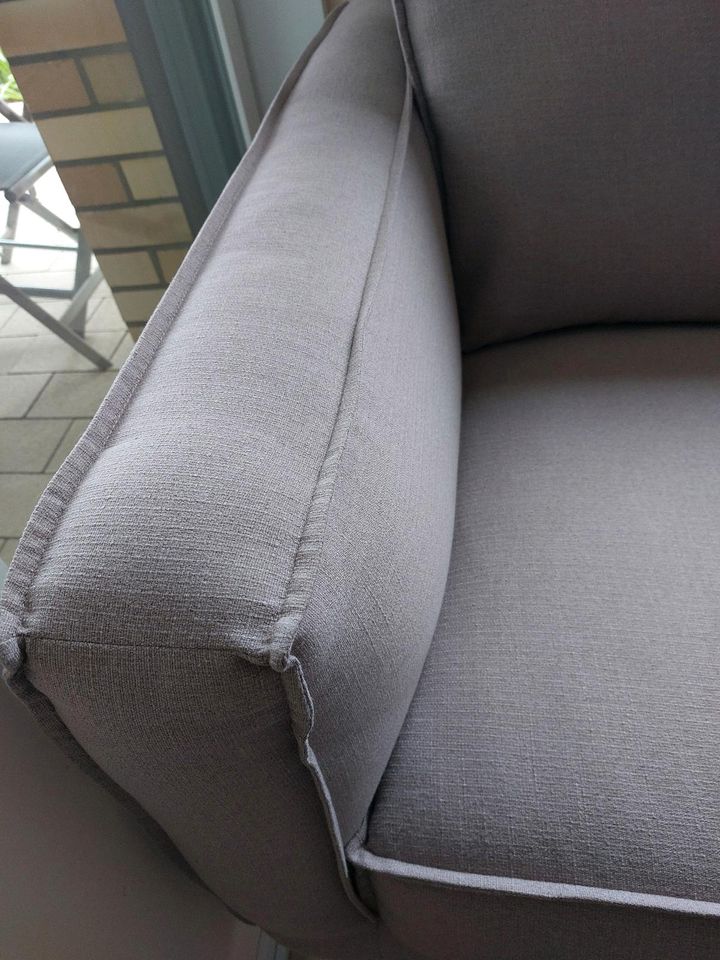 Sofa mit Hocker in Hamburg