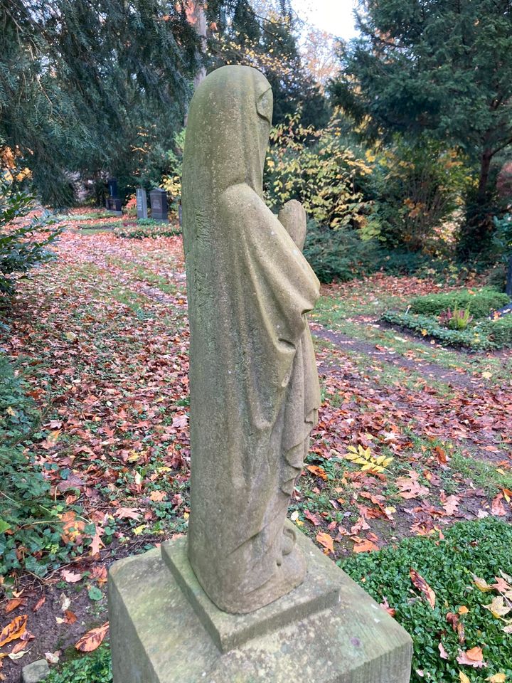 Madonna Statue aus Stein, Skulptur, Denkmal, Grab in Frankfurt am Main