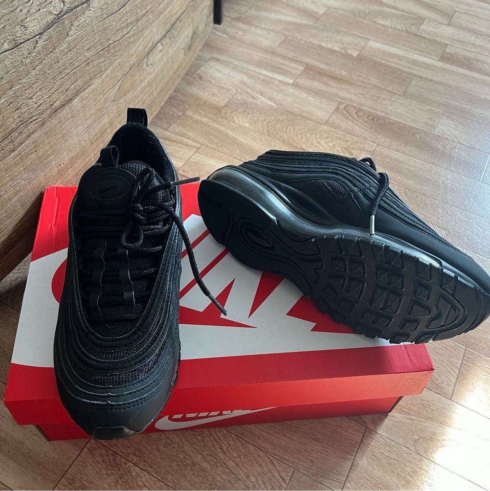 Nike Sneaker Schuhe Gr. 38,5 schwarz in Karlsruhe