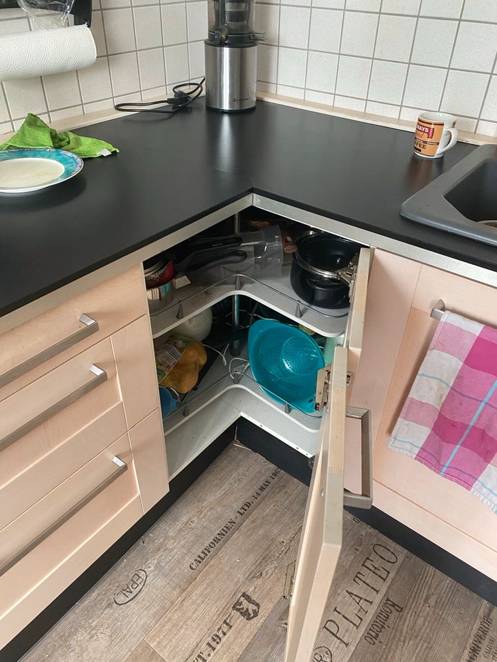 Komplette chice Ikea-Küche in L-Form mit E-Geräten in Düsseldorf