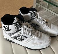 Sneaker weiß mit schwarzen Aufdruck Schleswig-Holstein - Brande-Hörnerkirchen Vorschau