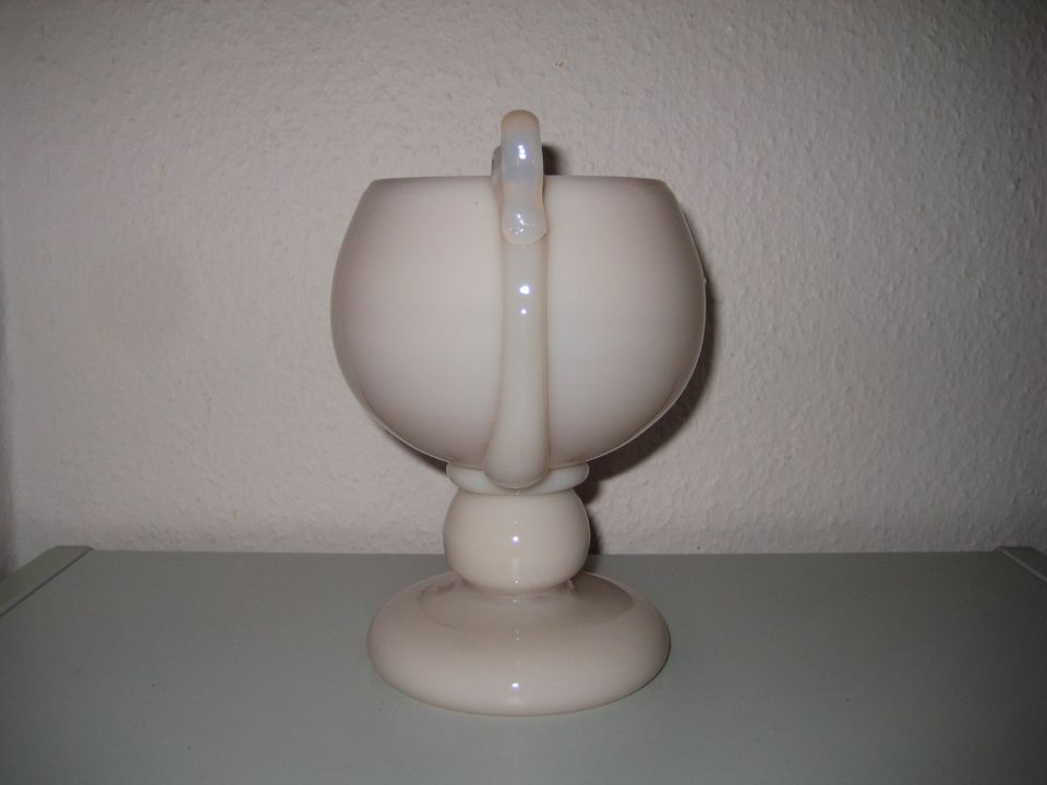 vintage / antike Henkel- GLAS - VASE / Pokal-Vase OPALIN zartrosa in Radolfzell am Bodensee