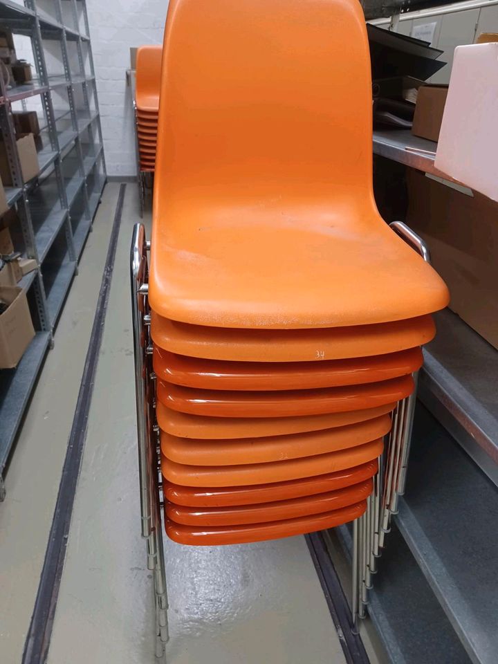 32 Orange Schalenstühle zu verkaufen in Bielefeld