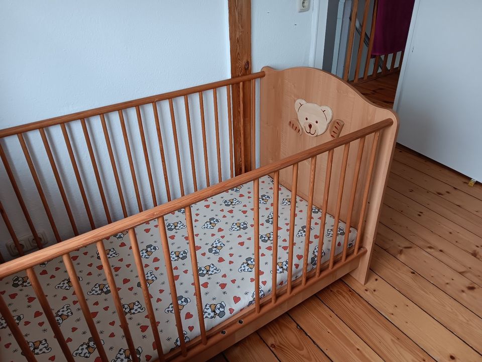 Kinderbett mit abnehmbarem Gitter in Flensburg