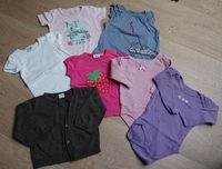 Paket Tshirts, Bodies und Strickjacke Gr. 74/80 H&M, Benetton Nordrhein-Westfalen - Kerpen Vorschau