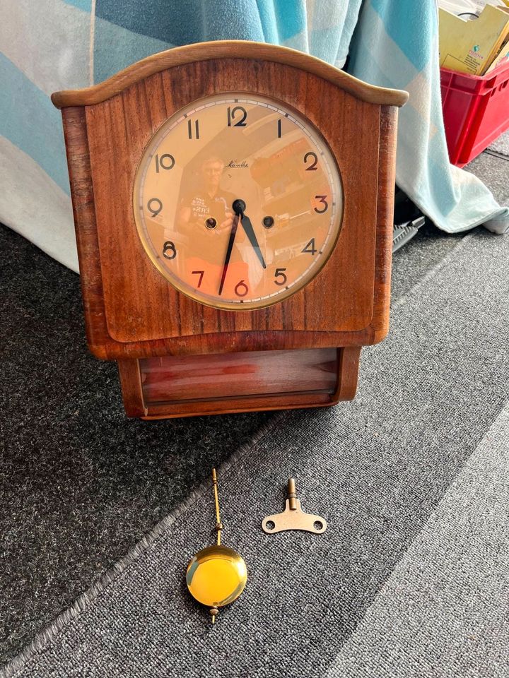 Uhr Wanduhr alt antik Wohnzimmer mit Gong Pendeluhr Wand Pendel in Porta Westfalica