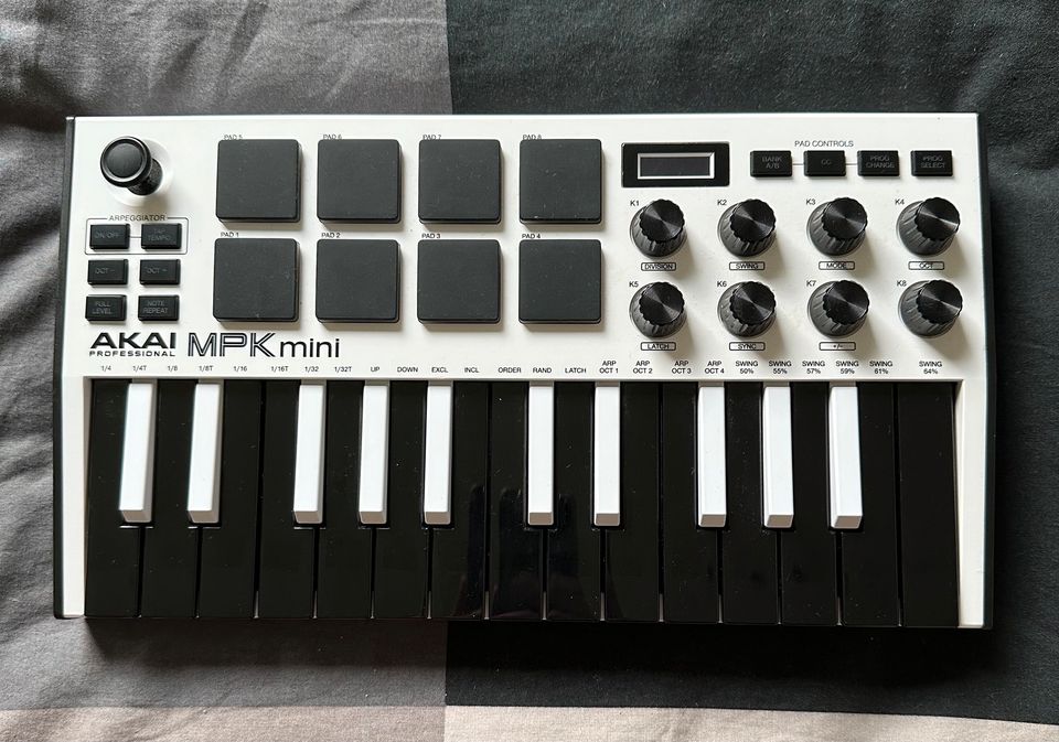 Akai Mini MK3 MIDI Controller in Solingen