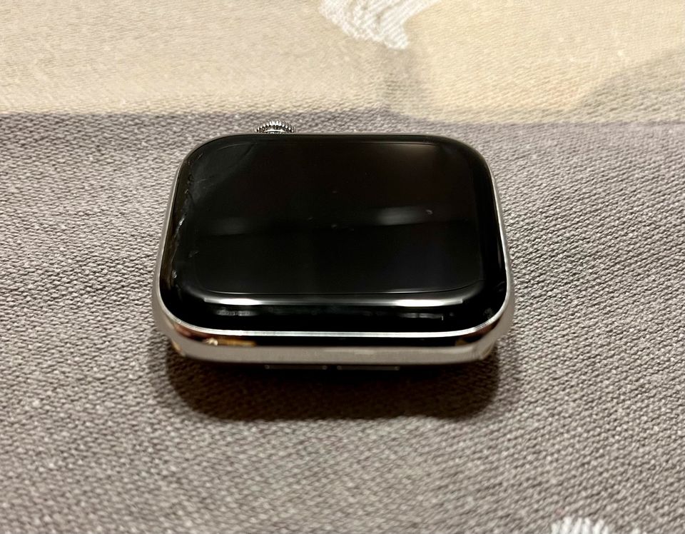 Apple Watch Series 4, 44mm, LTE Edelstahl mit Display-Glasschaden in Winsen (Aller)