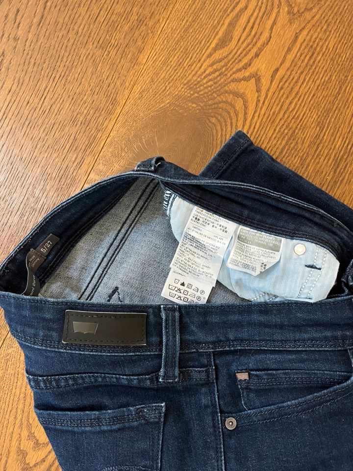 Levi’s Jeans Demi Curve 5/27 in Bad Soden am Taunus