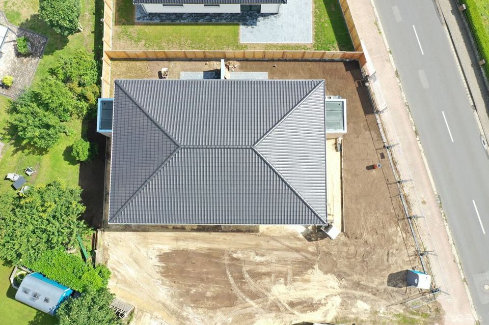 schlüsselfertige Neubau-Doppelhaushälfte KfW55 nebst Aluminium-Carport und massivem Geräteraum! in Geeste