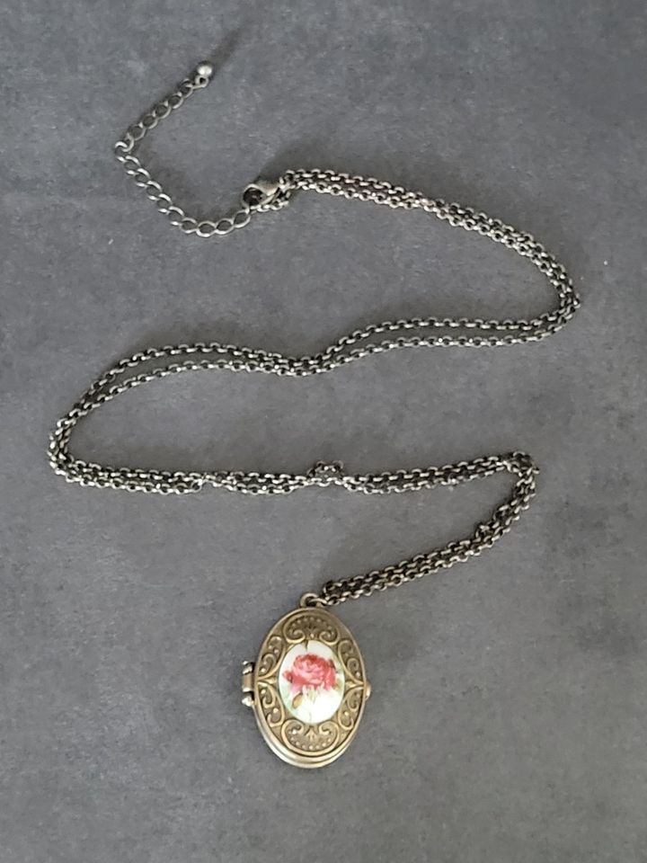 Kleines Medaillon Messing? Rosenmotiv mit Halskette in Mainz