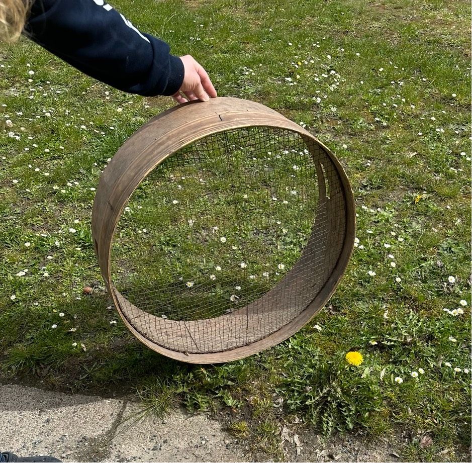 Großes Holzsieb Dekosieb Sieb Holz Metall Bauernhof Gartenhaus in Wunsiedel