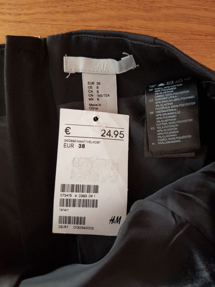 Schwarzer Rock von H&M Gr. 38 NEU in Bielefeld