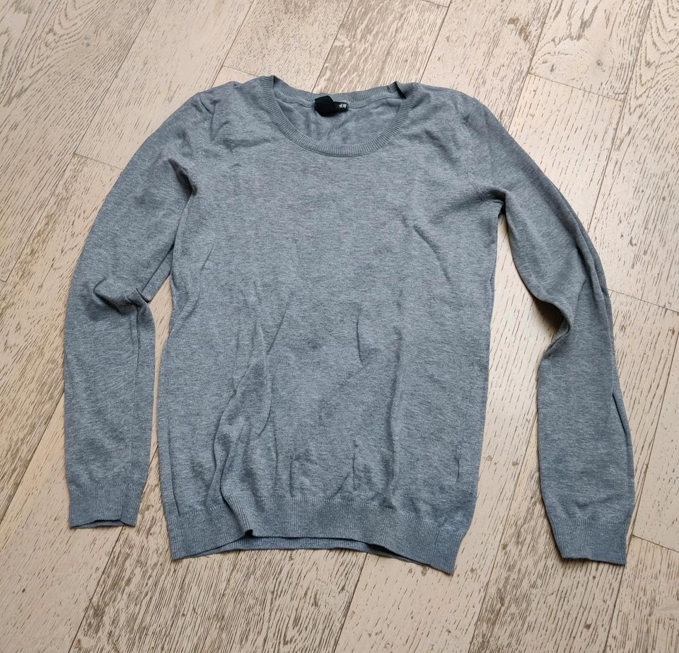 Grauer Basic Pullover Gr.S H&M in Kissing
