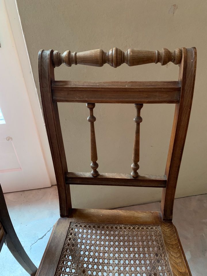 zwei schöne alte Stühle von der Oma in Olching