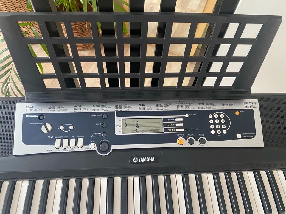 Keyboard YAMAHA YPT-210 elektronisches Klavier in Erfurt