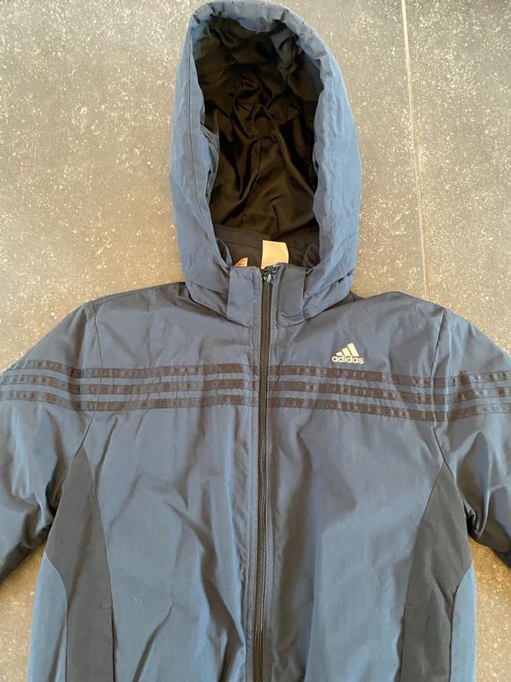 Winterjacke Adidas Jungen 164 dunkelblau mit schwarzen Streifen in Hamburg