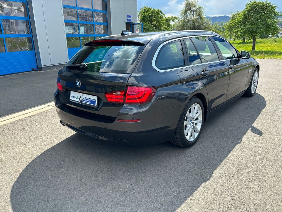 BMW 520d Touring Aut BiXenon Navi Standheizung Leder in Schmallenberg