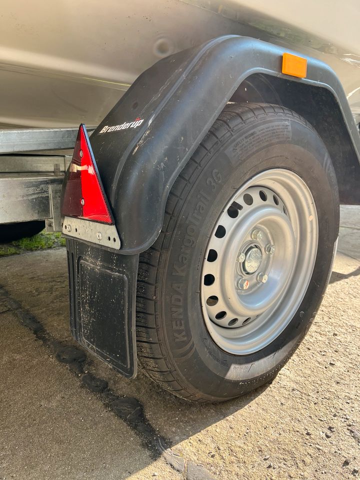 Motorboot, Kajütboot, Sportboot mit Persenning und Trailer in Planebruch