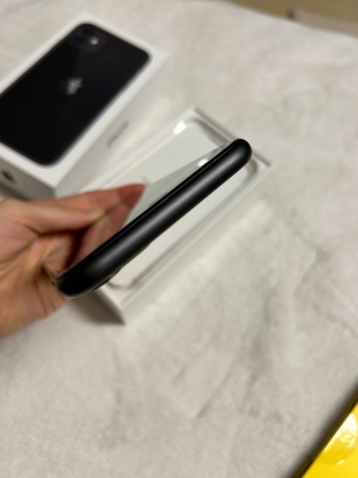Apple IPhone 11 • (sehr) gut • Black • 64 GB + Zubehör geschenkt in Unterschleißheim