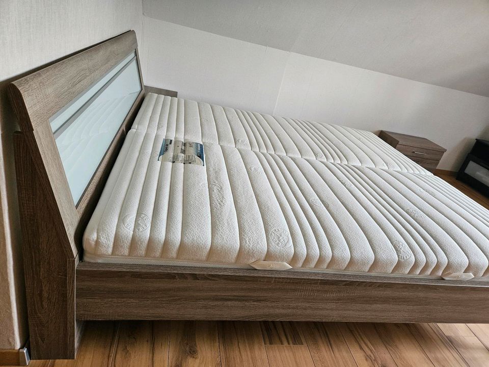 Bett mit Lattenrost, Matratzen und Nachtschränken in Peine