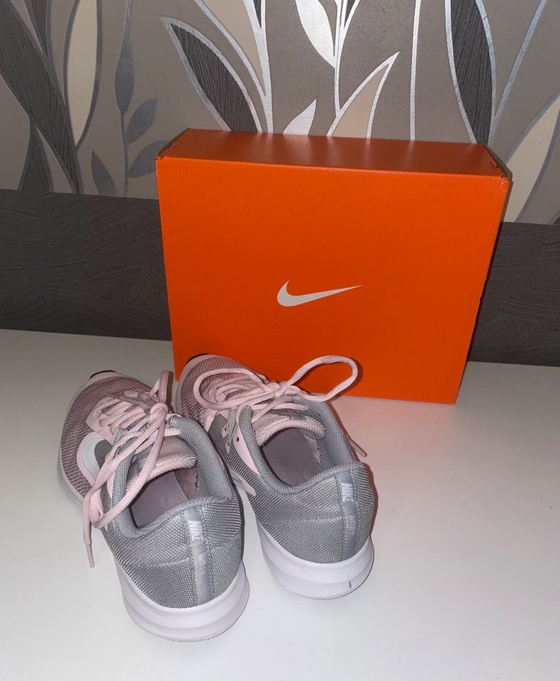 Nike Downshifter 9 Sneaker 38 Laufschuhe rosa grau Schuhe Damen in Weinheim