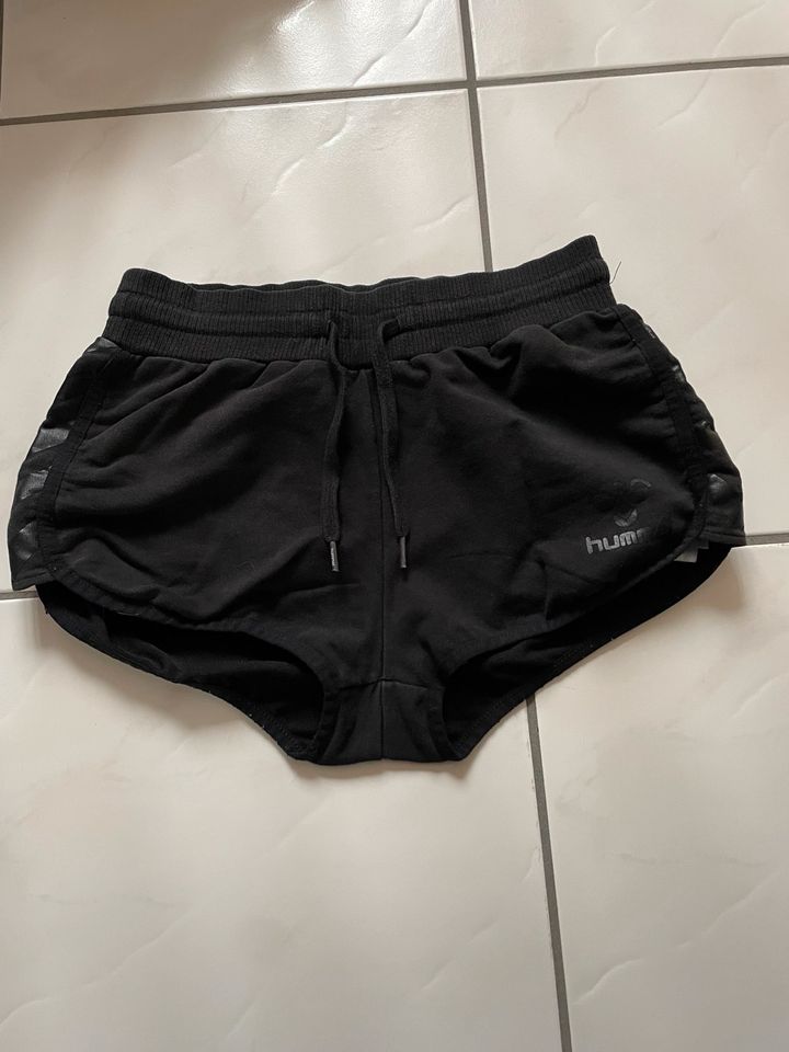 Hummel Shorts kurze Sporthose Größe XS in Lahnau