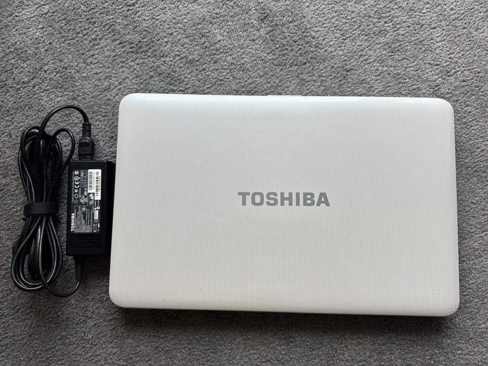TOSHIBA Laptop mit originalen Ladekabel und neuwertige Batterie in Köln