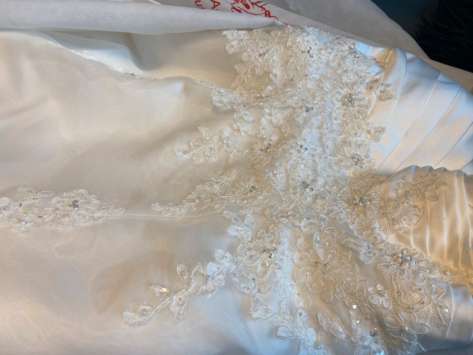 Brautkleid Hochzeitskleid Amélie wie neu gereinigt Gr 42-44 in Aresing