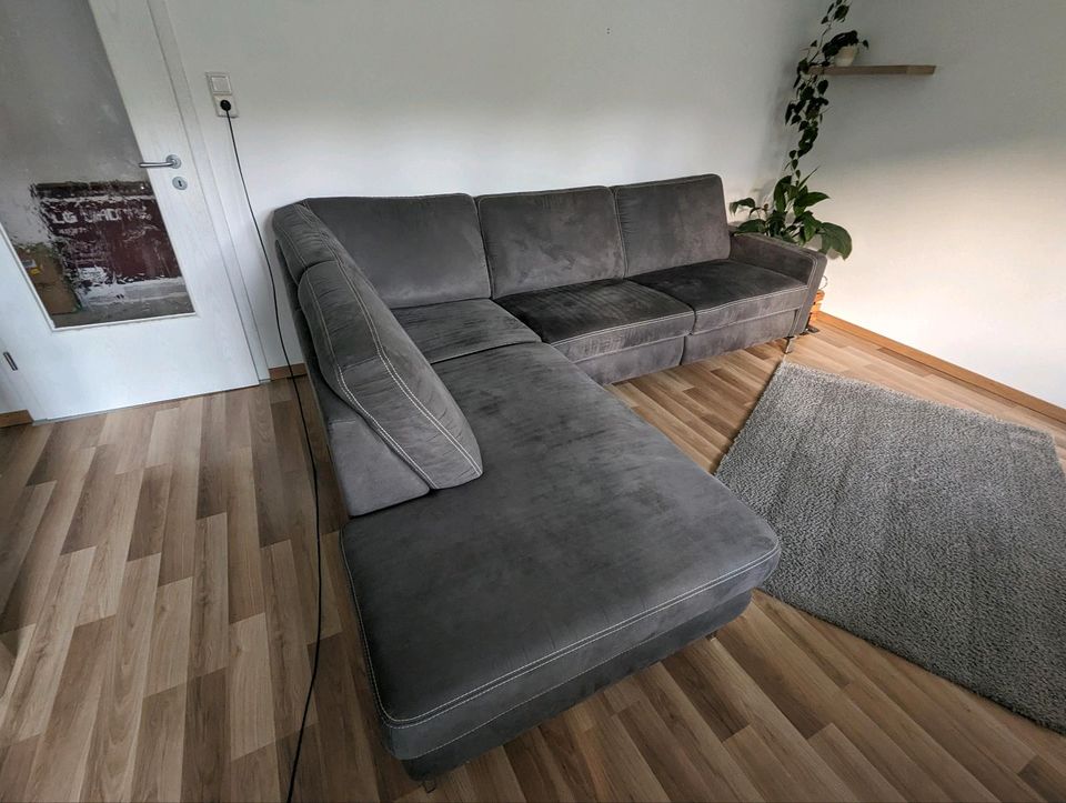 Couch mit elektr. Ausziehfunktion (B/H/T: 275/90/220cm) in Aalen