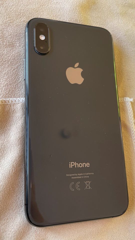 Apple iPhone XS 256GB schwarz inkl. 2 Hüllen und OVP in Reichertshofen