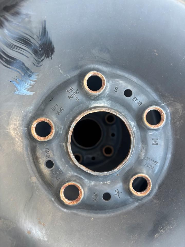 Original VW Stahlfelgen 6Jx16 ET48 mit Winterreifen DOT 15 in Dormagen