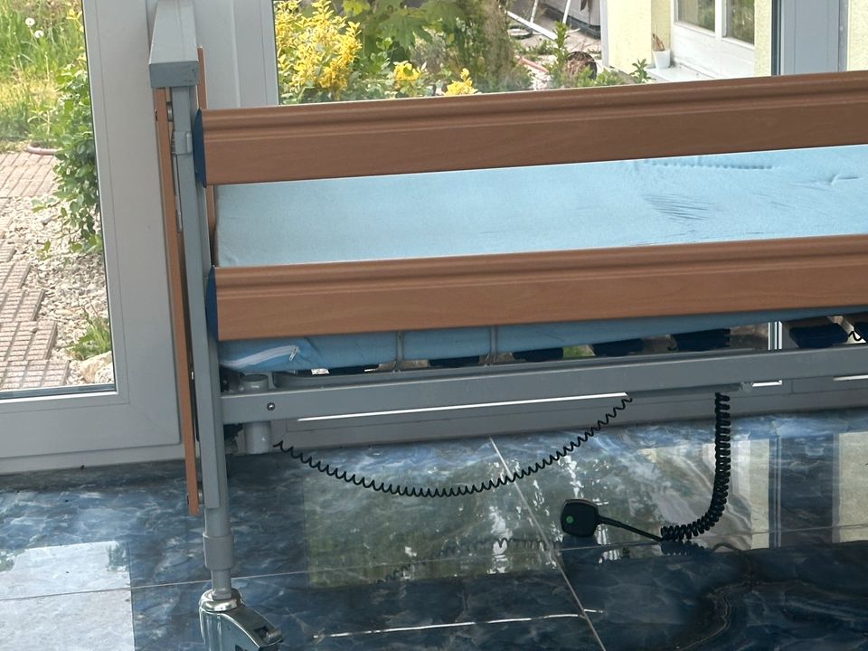 Elektrisches Pflegebett mit Matratze zu verkaufen in Jestetten