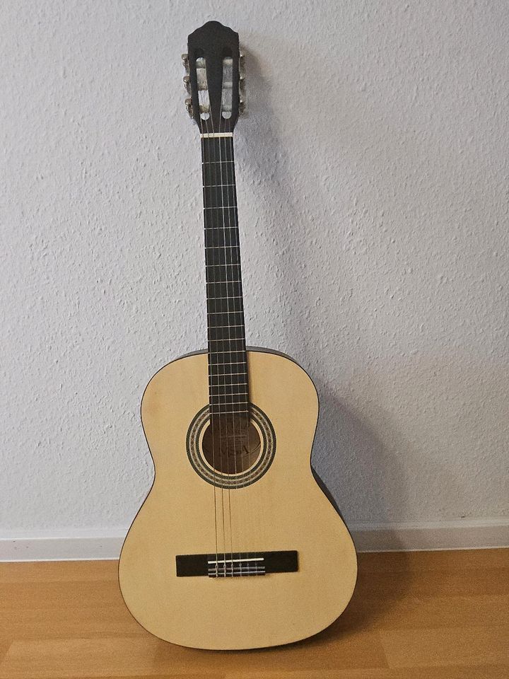 Gitarre aus Holz in Berlin