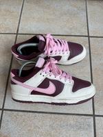 Nike dunk low Valentines Edition Dunkelrot Gr. 38,5 Nordrhein-Westfalen - Moers Vorschau