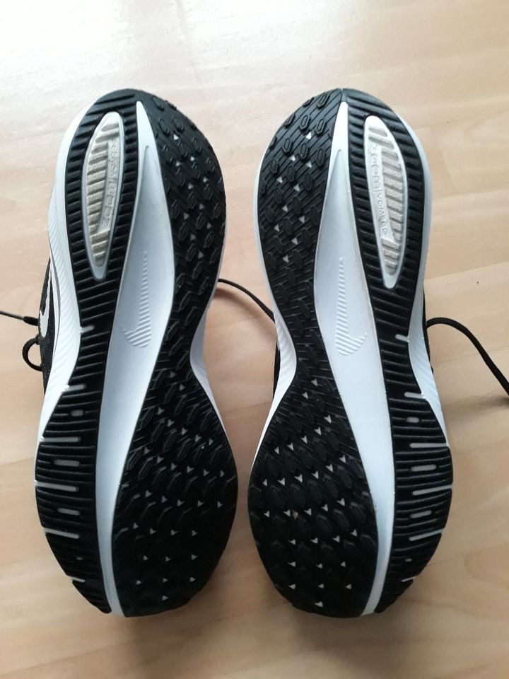 Nike Running Laufschuhe Schuhe Air Zoom Vermero 14 Gr. 42 in Aaseestadt