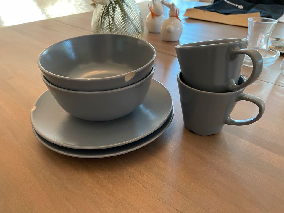Geschirr-Set mit jew. 2 Tellern, Schüsseln, Tassen in Nalbach