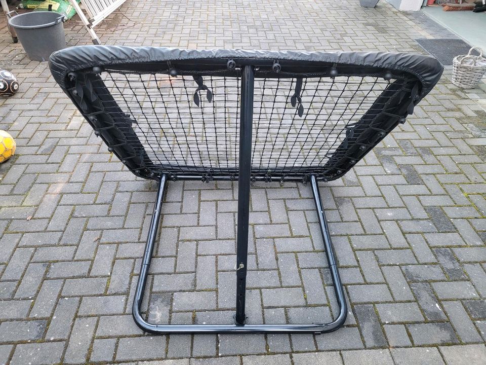 Fußball-Rebounder  von Exit, 124 × 124 cm in Wadern