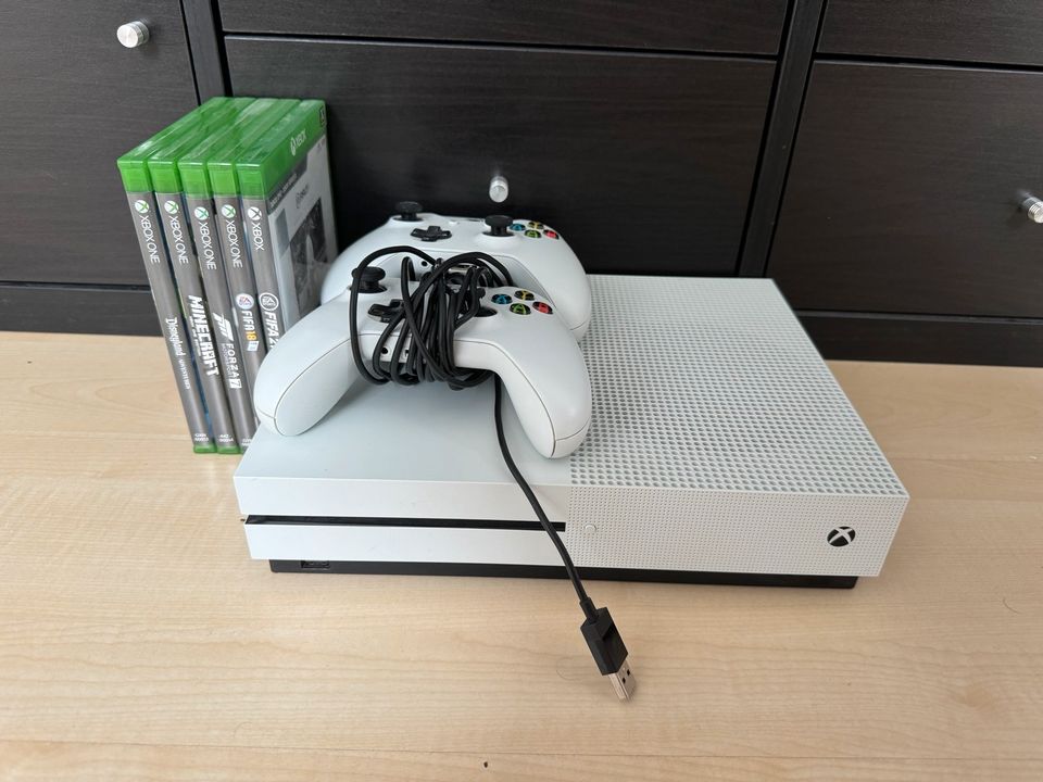 Xbox One S + Controller + Spiele in Talheim Neckar