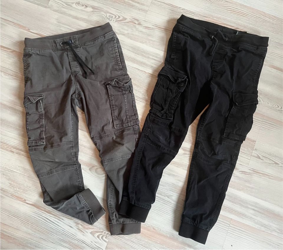 2 H&M Pull-On Joggers, schwarz und grau, 146 in Stadthagen