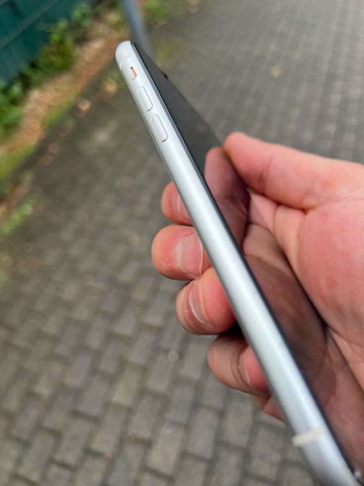 iPhone 11 weiß in Essen