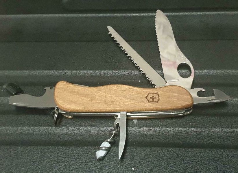 Schweizer Taschenmesser Victorinox Forester Wood in Dunningen