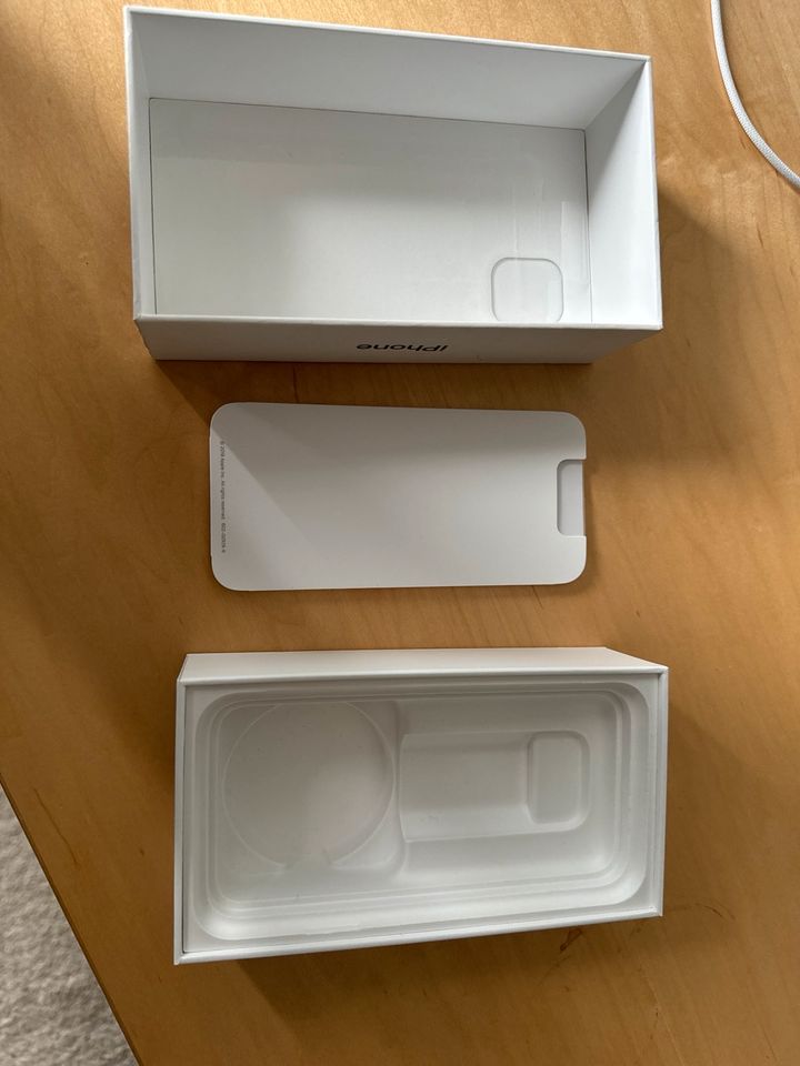 Apple iPhone 11 LEERVERPACKUNG in Frankfurt am Main