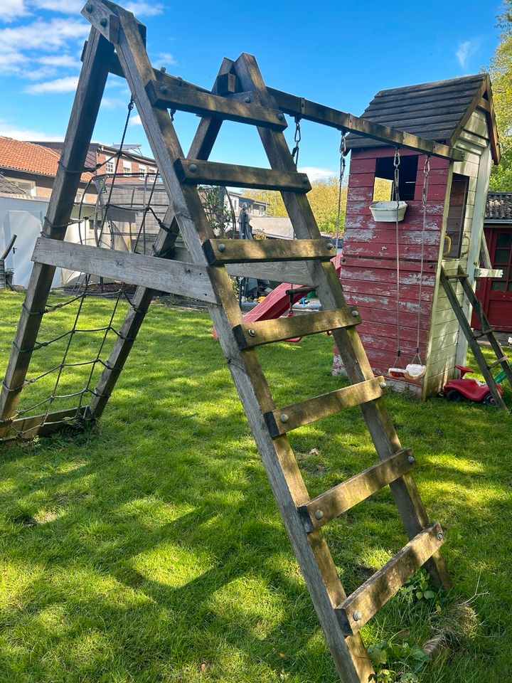 Kinder Gartenspielhaus mit Schaukeln und treppennetz in Herne