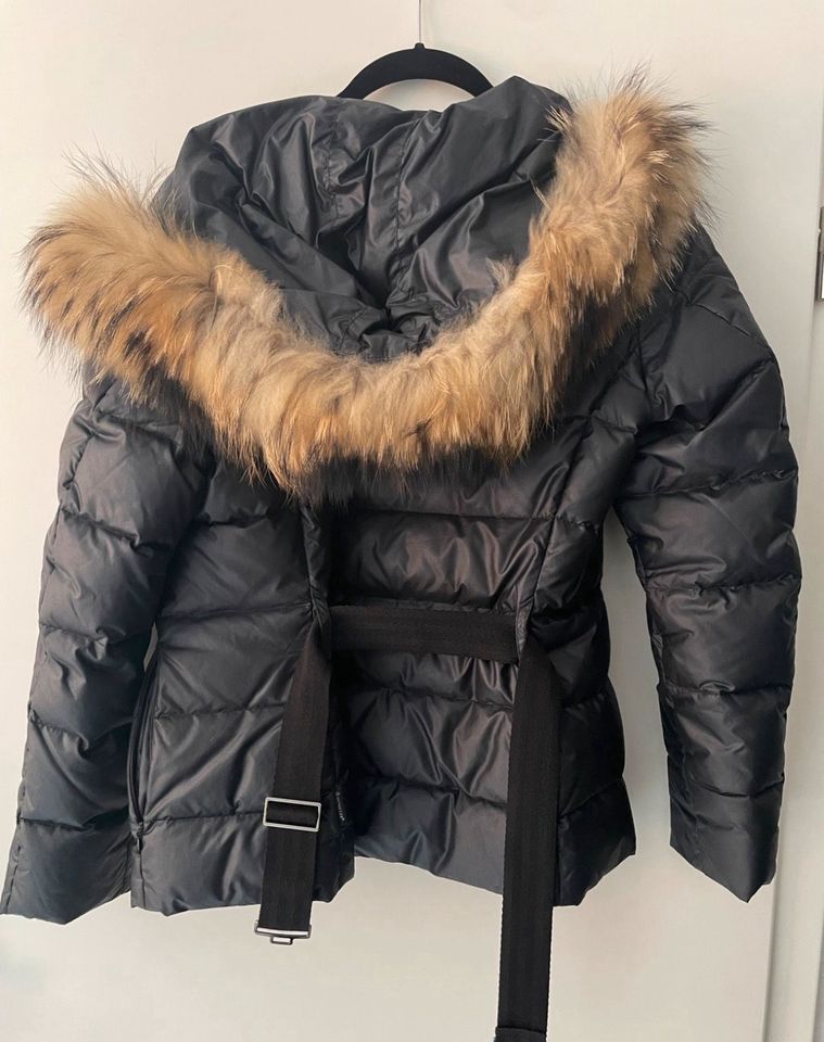 Original Moncler Jacke Gr. 3 mit Pelzkapuze und Gürtel in schwarz in Remseck am Neckar